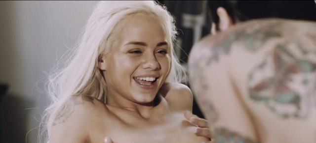 Mile High Media – Elsa Jean, Joanna Angel: Semua Siap Untuk Hari Besar, Meregangkan Badan Di Sekitar Rink, Kecuali Arabelle Dan Sovereign. Mereka Berdua Duduk Di Kantor Suzy, Berbagi Kabar Bahagia. Setelah Beberapa Menit, Ketiga Gadis Itu Masuk Ke Rink Dan…