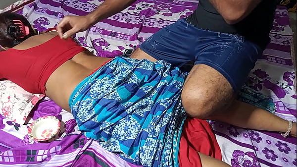 दोस्त की गर्म माँ ने मालिश के बहाने से गीली चूत की मजेदार चुदाई – साफ हिंदी आवाज में
