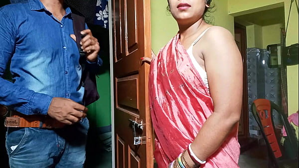 ब्रा बेचने वाले ने भाभी को लुभाकर जमकर चोदा, हिंदी में गरम आवाज़ के साथ