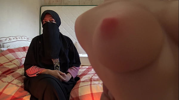 Ibu Tiri Arab Maroko Di Nador Mengajari Anak Tirinya Cara Menggoyang Boneka Seks Tantaly
