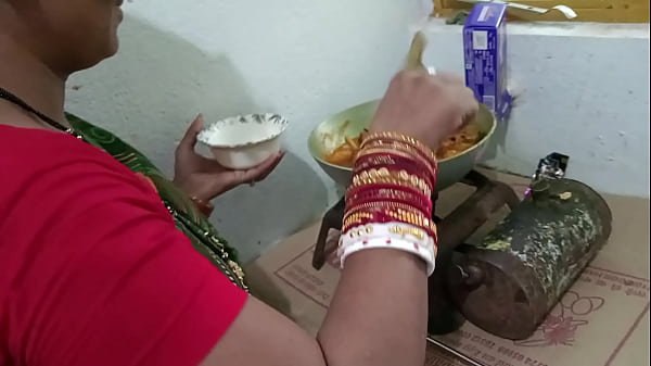 मैडम को किचन स्टैंड पर चिकन बनाते बनाते जोरदार चोदा गया