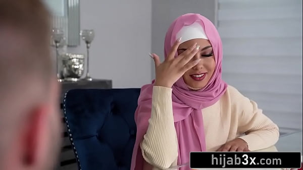 Muslimah Cantik Mungil Bercinta Dengan Hijab Tetap Terpasang