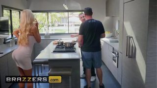 Cerita Istri Nyata – (courtney Taylor, Keiran Lee) – Courtney Menawarkan Bantuan Tangan Yang Menggoda – Brazzers