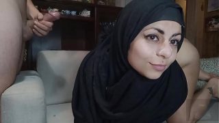 Mia Berkerudung Arab Yang Mahir Menghisap Dan Dihujani Sperma Di Wajah
