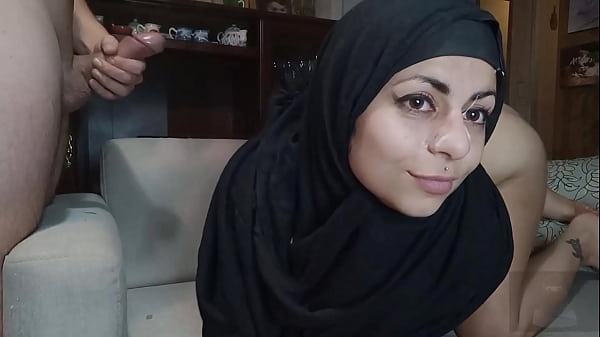 Mia Berkerudung Arab Yang Mahir Menghisap Dan Dihujani Sperma Di Wajah