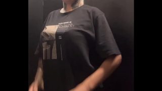 Gairah Membara Di Gym, Berakhir Di Toilet Untuk Masturbasi Dan Climax Yang Nikmat!