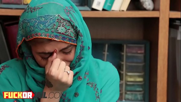 Perwira Nakal Menyuapi Remaja Arab Dengan Sosis Berdenyut Yang Menggoda