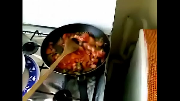 Desi Bhabhi Mengisap Sambil Masak Di Dapur