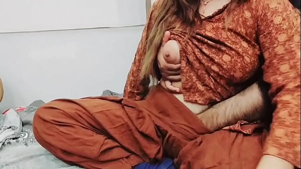 Ibu Tiri Pakistan Menggoyang Pantat Di Depan Suami Yang Cuckold Sambil Memotong Sayuran Dengan Suara Hindi Yang Sangat Menggoda