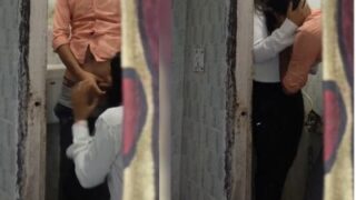 Gadis 18 Tahun Ngocokin Kontol Di Toilet Kampus