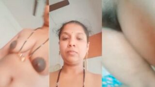 Wanita India Selatan Telanjang Memainkan Bulu Kemaluannya Dalam Video Mms