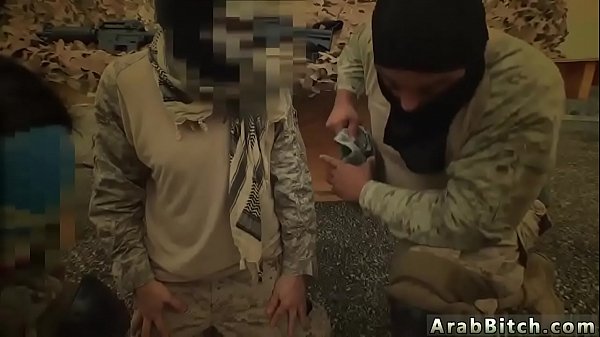 Gadis Arab Digoyang Gadis Lokal Yang Lagi Bekerja