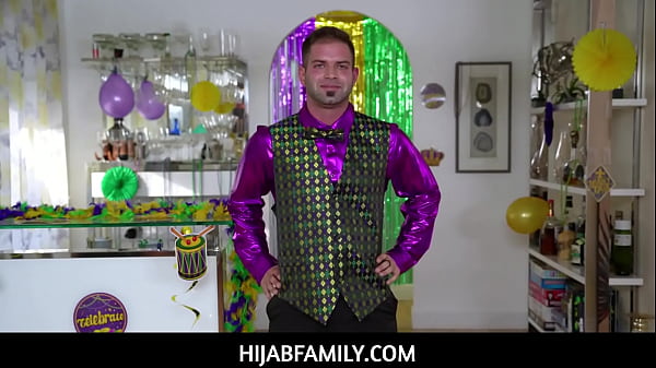 Hijabfamily – Violet Gems, Si Gadis Berhijab, Dipenuhi Manik-manik Sebelum Belajar Melayani Nicky Dengan Mulutnya