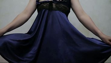 Gadis Indonesia Bergaun Dalam Biru, Berjongkok Menggoda Sambil Merangsang Diri