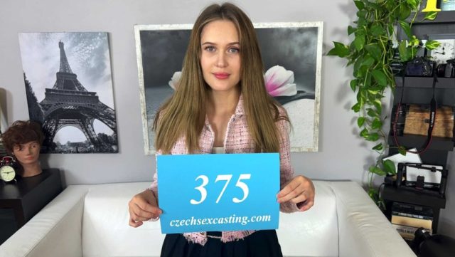 Gadis 20-an Yang Pemalu Itu Bikin Gerah Banget, Sampai Pengen Kubuka Semua.