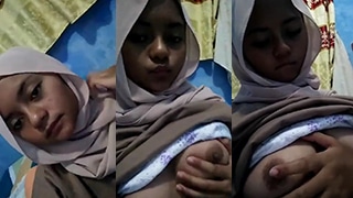 Gadis Berhijab Montok Pamer Payudara Seksi