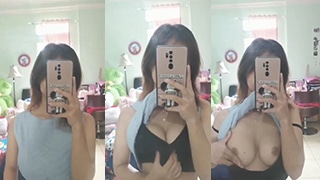 Gadis Muda Telanjang Di Depan Cermin