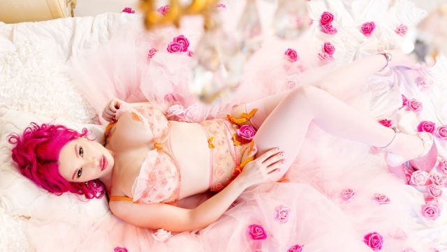 Totm – Hot Pink: Gadis Seksi Dengan Rambut Merah Muda Yang Menggoda