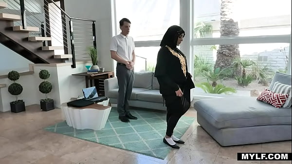 Kylie Kingston, Arab Milf Yang Menggebu Ingin Dijejali Kontol Muda