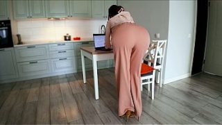Ibu Tiri Galak Menangkap Anak Tirinya Ereksi Saat Ia Sedang Bekerja