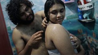 Cewek India Mandi Bareng, Adegan Panasnya Bikin Ngilu