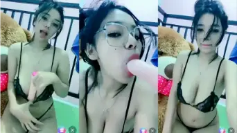 Cewek Berkacamata Lagi Ngecesin Kontol Getar Live