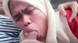 Cewek Berkerudung Ngewe Di Mobil, Mulutnya Nempel Terus Sampe Basah Kuyup.