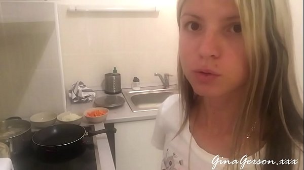 Aku Lagi Masak Borscht Rusia, Siap-siap Lidahmu Kebasahan Sama Kuah Merah Pekatku Yang Panas.
