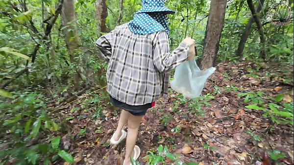 สาวไทยเดินเล่นเก็บเห็ดในป่า แอบโชว์ของลับในป่าลึก เสียงไทยชัด