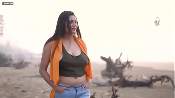Foto Panas Desi Abis Bikin Ngilu, Pose Bikin Gregetan.