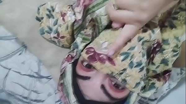 Hijab Basah, Istri Arab Sange Ngocok Memek Sampe Muncrat, Sementara Suami Lagi Sujud Di Kamar Sebelah.