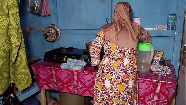 Ngentot Istri Temen Yang Lagi Masak, Sambil Nyium Leher Basahnya.
