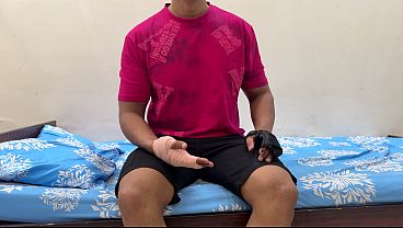 Ibu Tiri Bantu Anak Tiri Yang Luka Mandi, Lalu Goda Dia. Akhirnya Berujung Nyepong Kontolnya, Sebelum Digencet Keras.