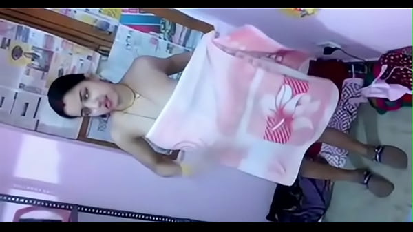 Ganti Baju Desi, Gaya Hot Bikin Crot