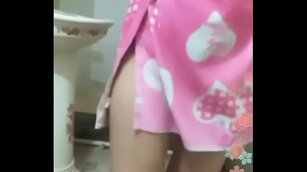 Desi Mandi Sambil Mainin Tetek Sendiri, Basah Kuyup Nungguin Jatah