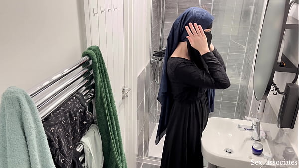 Astaga! Gak Nyangka Cewek Arab Bisa Segitu Liar. Gue Ngintip Cewek Muslim Berhijab Lagi Mainin Diri Sendiri Di Kamar Mandi.