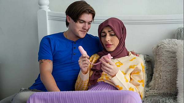 Malam Natal Di Kamar, Hijab Cewek Lepas, Gebrak Ranjang Sama Kakak Tiri.