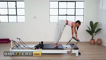 Brazzers – Ryan Reid Minta Bantuan Victor Ray Buat Ngisi Memek Sempitnya Sampai Kencang Abis Fitness