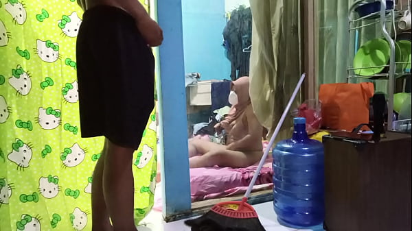 Ngentotin Bini Temen Yang Lagi Sibuk Mainin Diri Sendiri.