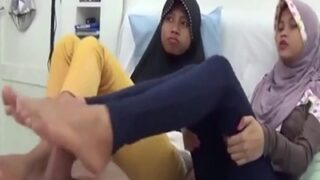 Video Mesum Dua Cewek 18 Tahun Di Bangladesh Lagi Mainin Kontol Pake Kaki.