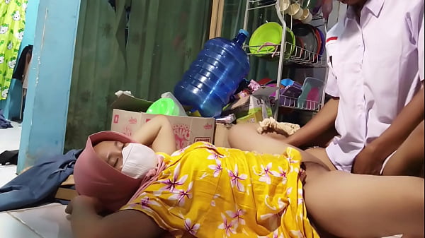 Ajak Ngentot Sama Ibu Tiri Pas Mau Berangkat Sekolah, Bikin Pagi Makin Panas.