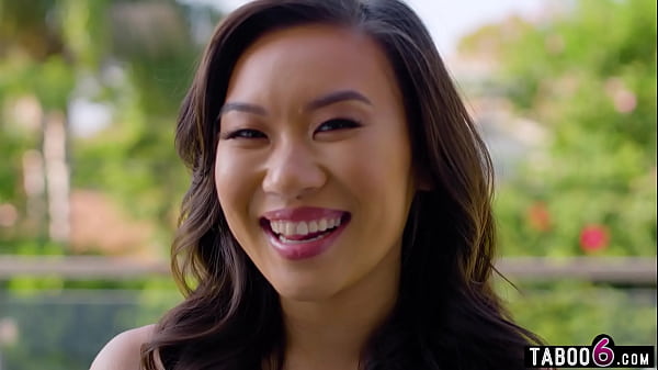 Ngentot Dari Dekat Dengan Kimmy Kimm, Cewek Asia Mungil Yang Doyan Dijitak Pantatnya.