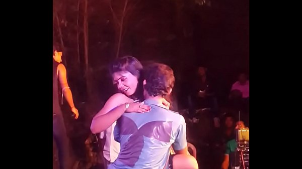 Desi Goyang Panas Di Panggung Bikin Makin Bernafsu.