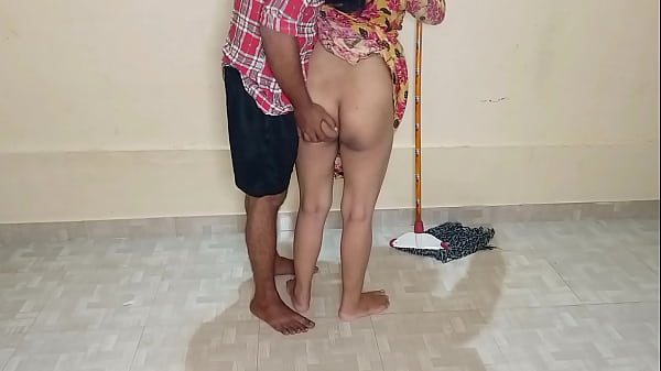 Kamar Lagi Dipel, Tante Pembantu Disuruh Nyedot Kontol, Digenjot Sampe Meraung! Suara Hindi Jelas Terdengar.