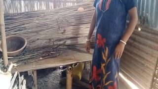 Bini Bihari Babu Di Gubuk, Ngegasin Malkin Di Luar Rumah