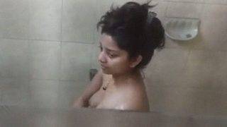 Rekaman Kamera Tersembunyi Di Kamar Mandi India Yang Bikin Malu Dan Panas.