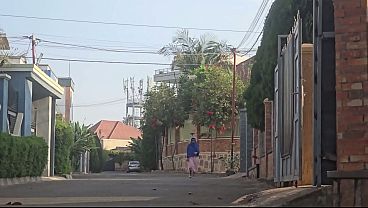 Astaga Mama Arab Di Luar Rumah Dekat Jalan Sedang Coli Memek Basah Sampe Keliatan