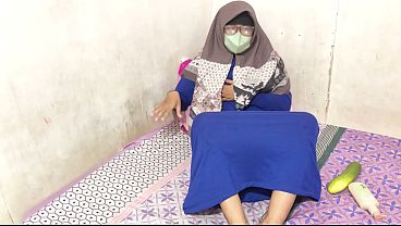 Cewek Hijab Indonesia Lagi Colmek, Nafsu Muncrat Basah Kuyup.