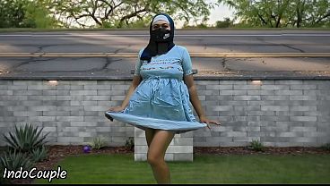 Hijabnya Masih Rapi, Tapi Mulutnya Sibuk Ngerjain Kontol Di Taman Umum Demi Duit.
