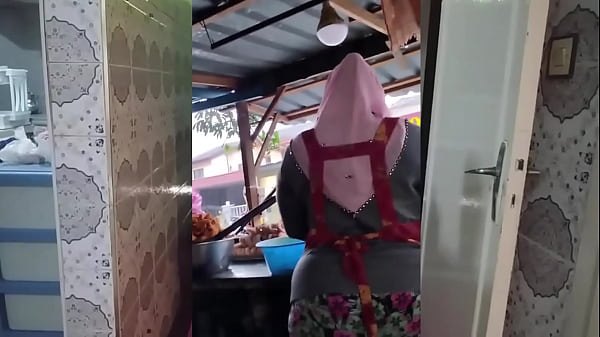 Ibu Montok Berhijab Siap Digoyang, Badan Penuh Gairah Bikin Makin Liar.